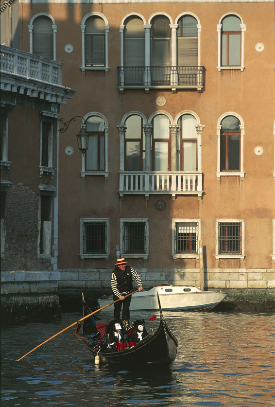Venezia (Patrimonio dell'Umanità UNESCO, 1987): gondola sul Canal Grande La gondola è un tipo di imbarcazione in uso a Venezia il cui nome, nella variante antica gondula, è citato per la prima volta in un documento dogale del 1094. 
