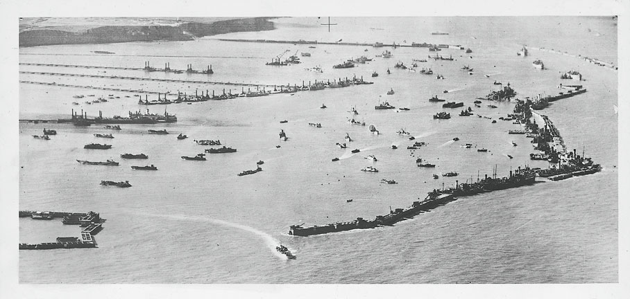 Veduta dall'alto dello sbarco Per lo sbarco vennero impiegate cinque divisioni via mare e tre via aria. Vennero coinvolti più di 6.000 vascelli, 130 navi da guerra per il bombardamento e 12.000 aerei. Vennero sganciate 5.000 tonnellate di bombe contro le difese tedesche.