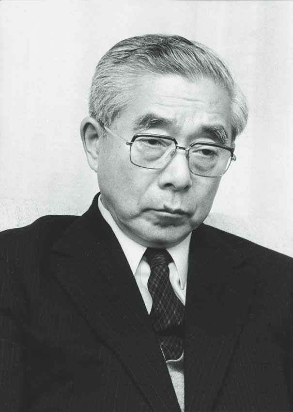 Kenichi Fukui, premio Nobel per la chimica nel 1981 Kenichi Fukui (1918-1998). Professore all'Università di Kyōtō, ottenne con R. Hoffmann il premio Nobel 1981 per la chimica per aver elaborato il metodo degli “elettroni di frontiera”. Tale metodo di calcolo approssimato ha contribuito a rendere utilizzabili, nel quadro della teoria degli orbitali molecolari, i dati della meccanica quantistica.