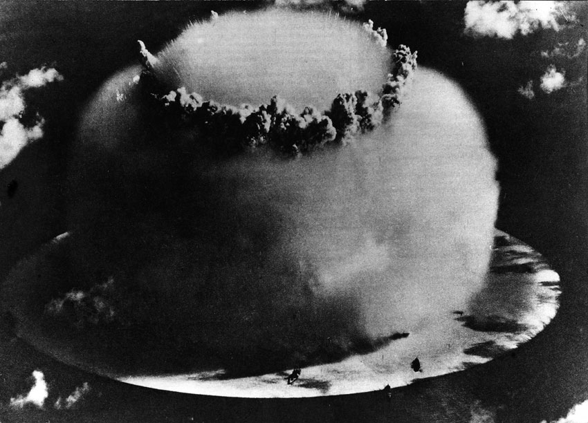 Esplosione atomica nell'atollo di Bikini Nelle isole Marshall nel luglio 1946 venne compiuto dagli Stati Uniti un esperimento nucleare denominato 