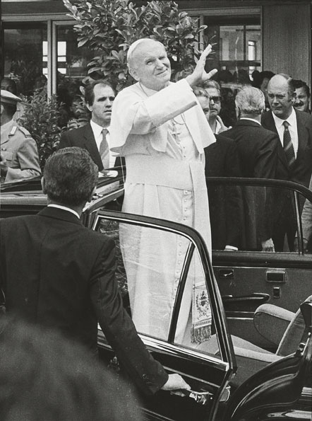 Wojtyla lascia l'ospedale dopo l'attentato subito nel 1981 Nel maggio 1981 il Papa subisce un attentato a Roma per mano del terrorista turco Alì Agca, ma riesce a salvarsi e viene ricoverato al Policlinico Gemelli.