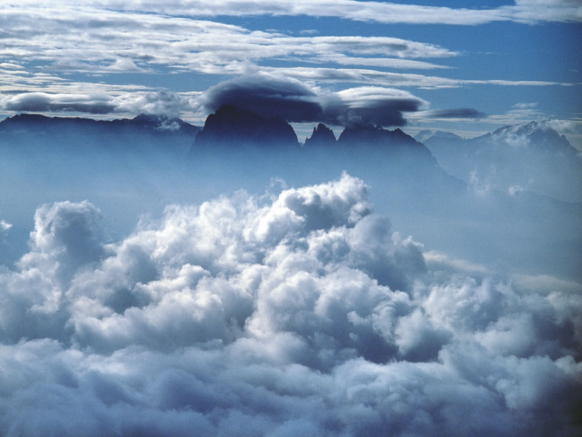 Formazione di nubi in Trentino-Alto Adige La formazione delle nubi, che sono simili alle nebbie ma si formano a quote maggiori, è dovuta al raffreddamento di masse d'aria umida che salgono in quota spinte da moti ascendenti. 