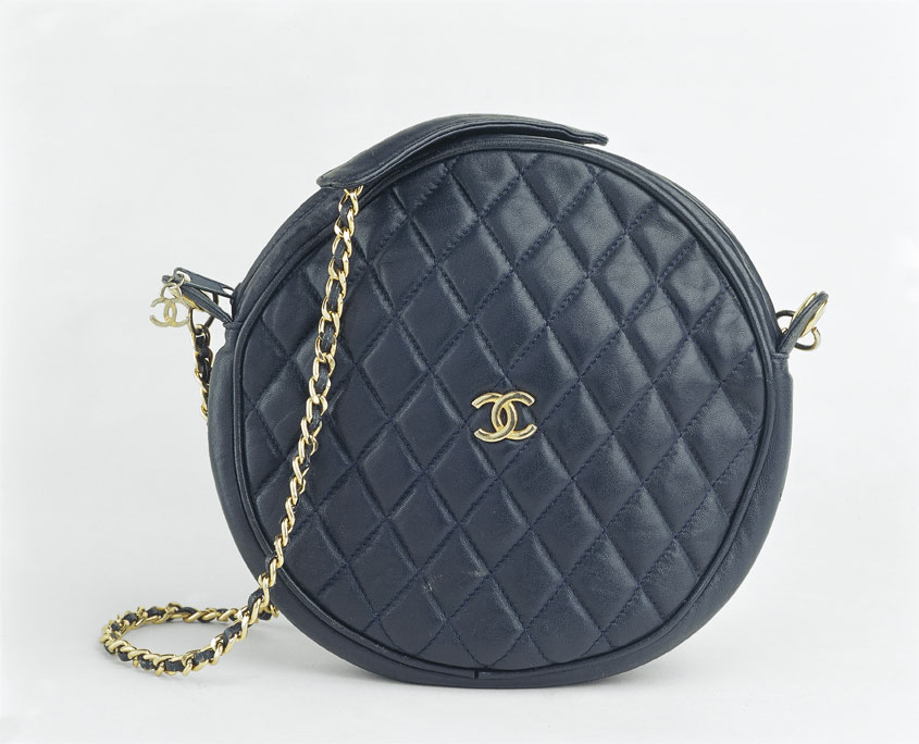 La borsa rotonda Chanel Gli accessori che Coco Chanel creava (scarpe, borse, sciarpe, gioielli) erano spesso piuttosto vistosi. In questo modo riusciva a ottenere un piacevole effetto rispetto alla semplicità degli abiti.