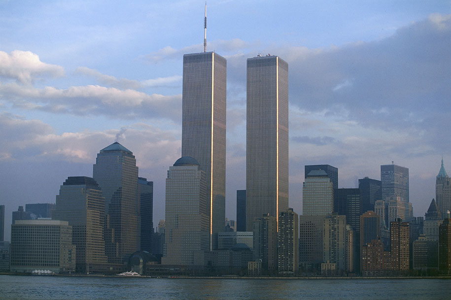 Ore 8.46: il primo volo colpisce la Torre Nord. Ore 9.03: il secondo volo colpisce la Torre Sud Nella tersa mattina dell'11 settembre 2001 le telecamere di New York riprendono e trasmettono a tutto il mondo le immagini di due aerei civili commerciali che, a distanza di pochi minuti, colpiscono le torri del World Trade Center. I due edifici, di 110 piani ciascuno, erano stati inaugurati il 4 aprile 1973 ed erano diventati uno dei simboli dello skyline di Manhattan.