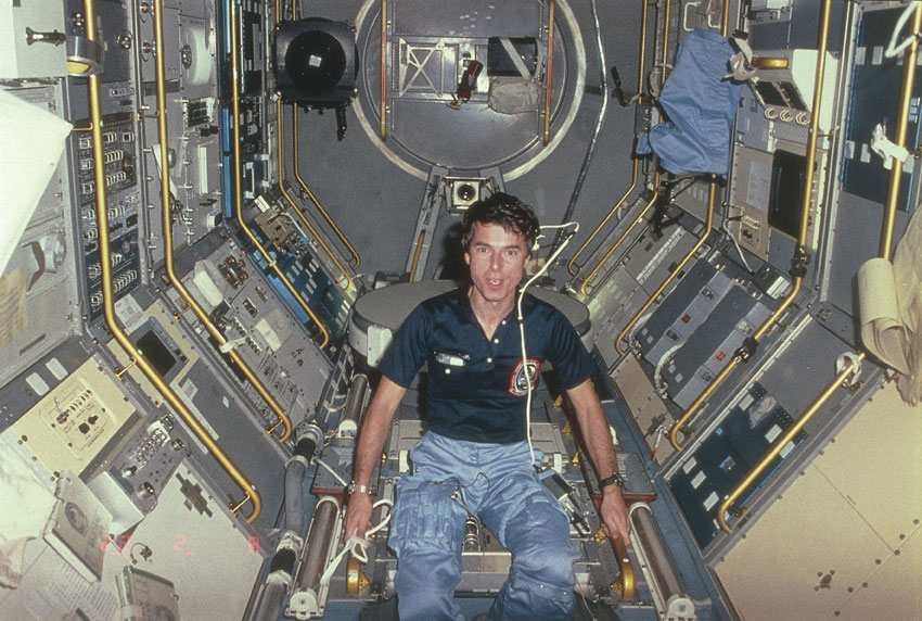 L'astronauta tedesco Ulf Merbold a bordo dello Specelab 1 nella missione STS-9 dello Shuttle, 1983 Ulf Merbold è stato il primo astronauta dell'European Space Agency (ESA) e anche il primo non statunitense a volare su una navetta spaziale della NASA. Laureatosi in fisica nel 1968 presso l'Università di Stoccarda, ha partecipato alla missione del laboratorio spaziale europeo Spacelab 1 a bordo della navetta Columbia (1983) in qualità di payload specialist, cioè di specialista del carico utile scientifico.