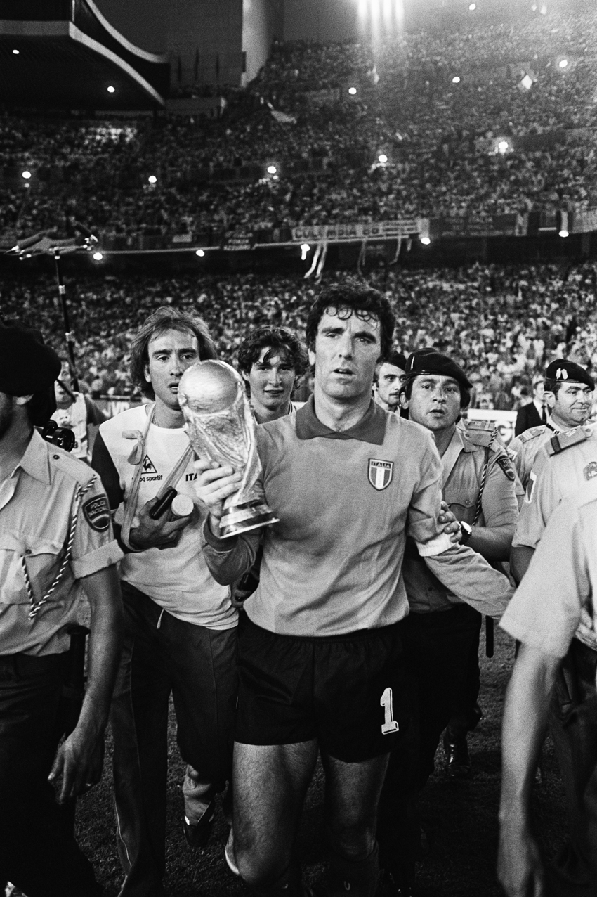 Zoff capitano della Nazionale campione del mondo dell'82 Il capitano della nazionale italiana Dino Zoff con la coppa dopo aver sconfitto la Germania Ovest per 3-1 nel campionato mondiale del 1982.