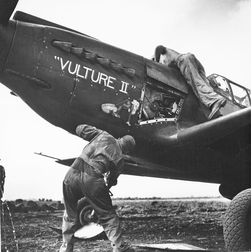 La pausa durante la guerra e il ritorno su velivoli anglo-americani Inevitabilmente durante la seconda guerra mondiale (1939-1945) la pattuglia acrobatica si sciolse per poi ricomporsi in via ufficiosa nell'immediato dopoguerra equipaggiato con aerei statunitensi P 51D Mustang e inglesi Spitfire Mk IX.