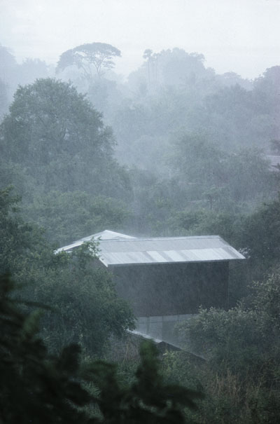 Birmania, Monsoni durante il periodo delle piogge Le piogge hanno origine dal processo di formazione del sistema nuvoloso. Perché la pioggia possa manifestarsi è necessario che le gocce d'acqua presenti nelle nubi raggiungano peso e dimensioni sufficienti per vincere le correnti d'aria ascendenti che le sostengono e per non evaporare completamente durante la discesa.