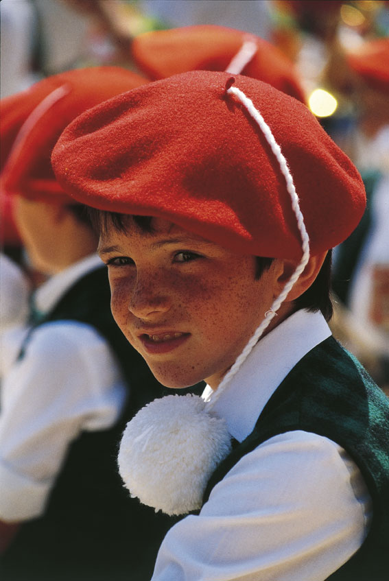 Bambino basco durante la Festa di San Firmino a Pamplona, in Spagna I baschi sono un gruppo etnico europeo originario dei Pirenei occidentali, diffuso anche in Spagna e in Francia.