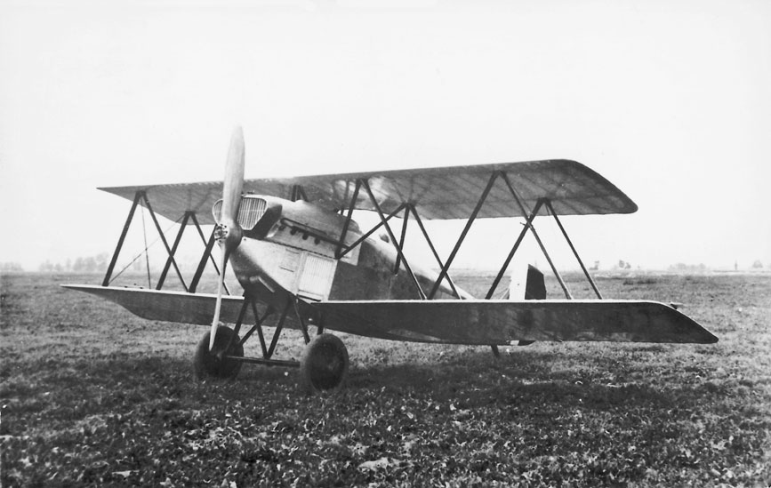 La prima scuola di volo La prima scuola italiana di volo acrobatico risale al 1930 e fu voluta a Campoformido dal colonnello Fougier, comandante del 1º Stormo: era composta da cinque Fiat CR 20. Durante la prima manifestazione gli aerei si esibirono in una 