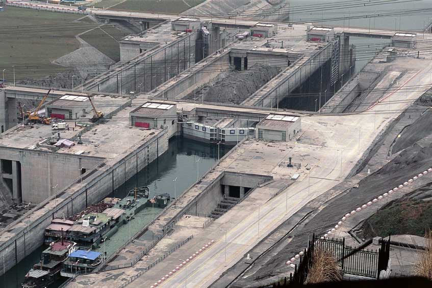 diga delle Tre Gole Una delle chiuse della diga delle Tre Gole (San Xia), costruita nella provincia di Hubei in Cina.
© De Agostini Picture Library.
