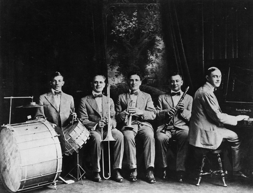 L'Original Dixieland Jazz Band. Il quintetto jazz bianco diretto dal cornettista Nick La Rocca (1889-1961) fu fondato nel 1916 a Chicago da musicisti di New Orleans All'inizio del Novecento New Orleans produce due figure di sicuro genio: Joe Oliver, maestro del jazz collettivo, e Jelly Roll Morton, compositore dalla vita picaresca. Tuttavia il primo disco di jazz (1917) viene inciso per caso da un quintetto di bianchi, l'Original Dixieland Jazz Band, il cui valore è tuttora discusso. 