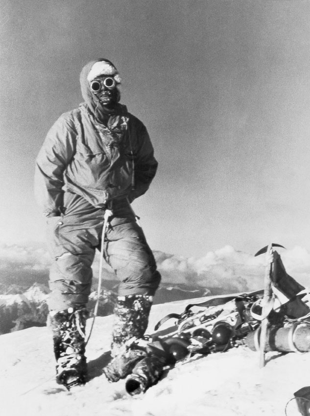 Lino Lacedelli sulla vetta del K2 il 31 luglio del 1954 Lino Lacedelli, guida alpina italiana (Cortina d'Ampezzo, Belluno, 1925-2009), raggiunse insieme con Achille Compagnoni, alpinista e sciatore lombardo, la vetta del K2 il 31 luglio 1954. I due superarono le ultime centinaia di metri senza l'aiuto dei respiratori a ossigeno.