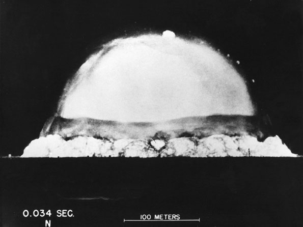 Immagine dell'esplosione della bomba atomica su Hiroshima durante la seconda guerra mondiale Hiroshima fu la prima città a subire un attacco nucleare: il 6 agosto 1945, alle ore 8,15 locali, sulla città venne sganciata da oltre 9000 m di quota la bomba atomica, regolata per l'esplosione a 550 metri d'altezza. 