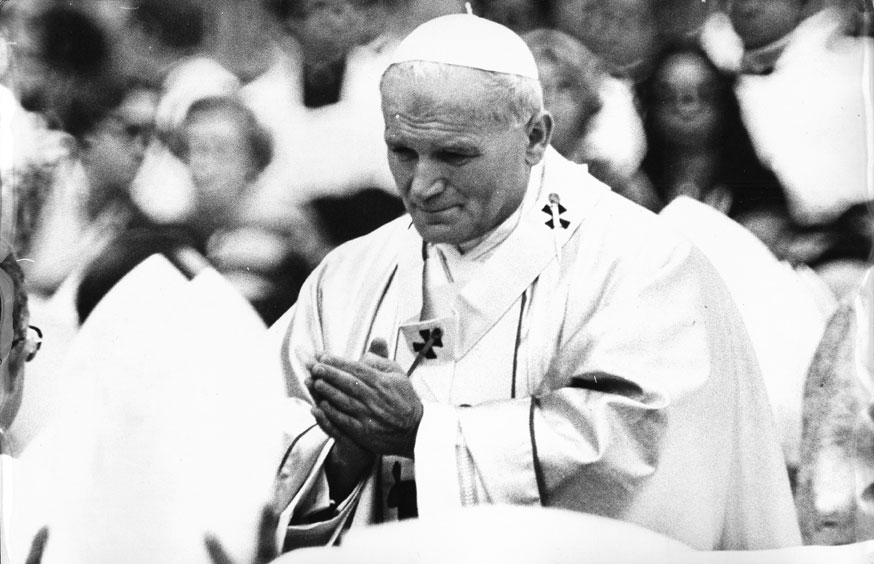 Papa Giovanni Paolo II Karol Wojtyła è stato ordinato sacerdote nel 1946, nominato arcivescovo di Cracovia nel 1964 e cardinale nel 1967, è stato eletto al pontificato il 16 ottobre 1978. È stato il primo papa non italiano dal 1523.