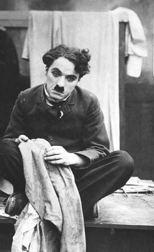 Charlie Chaplin in una scena del film 