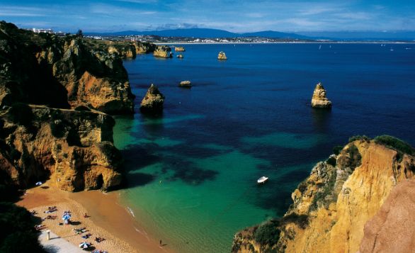 Ponta de Piedade, Portogallo Tra le straordinarie bellezze naturali offerte dall’Algarve, Ponta de Piedade è la più incredibile: rocce dai riflessi rosso-dorati si gettano nel mare verde smeraldo, formando spettacolari archi e profonde insenature.