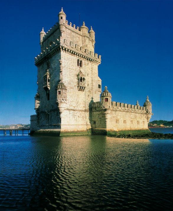 Torre di Belém, Portogallo La Torre di Belém è uno dei capolavori del Manuelino portoghese. Realizzata su un isolotto roccioso in mezzo alla foce del Tejo, il fiume che collega Lisbona con l’Atlantico, la torre venne progressivamente insabbiata fino a trovarsi, com’è adesso, nelle immediate vicinanze della riva.