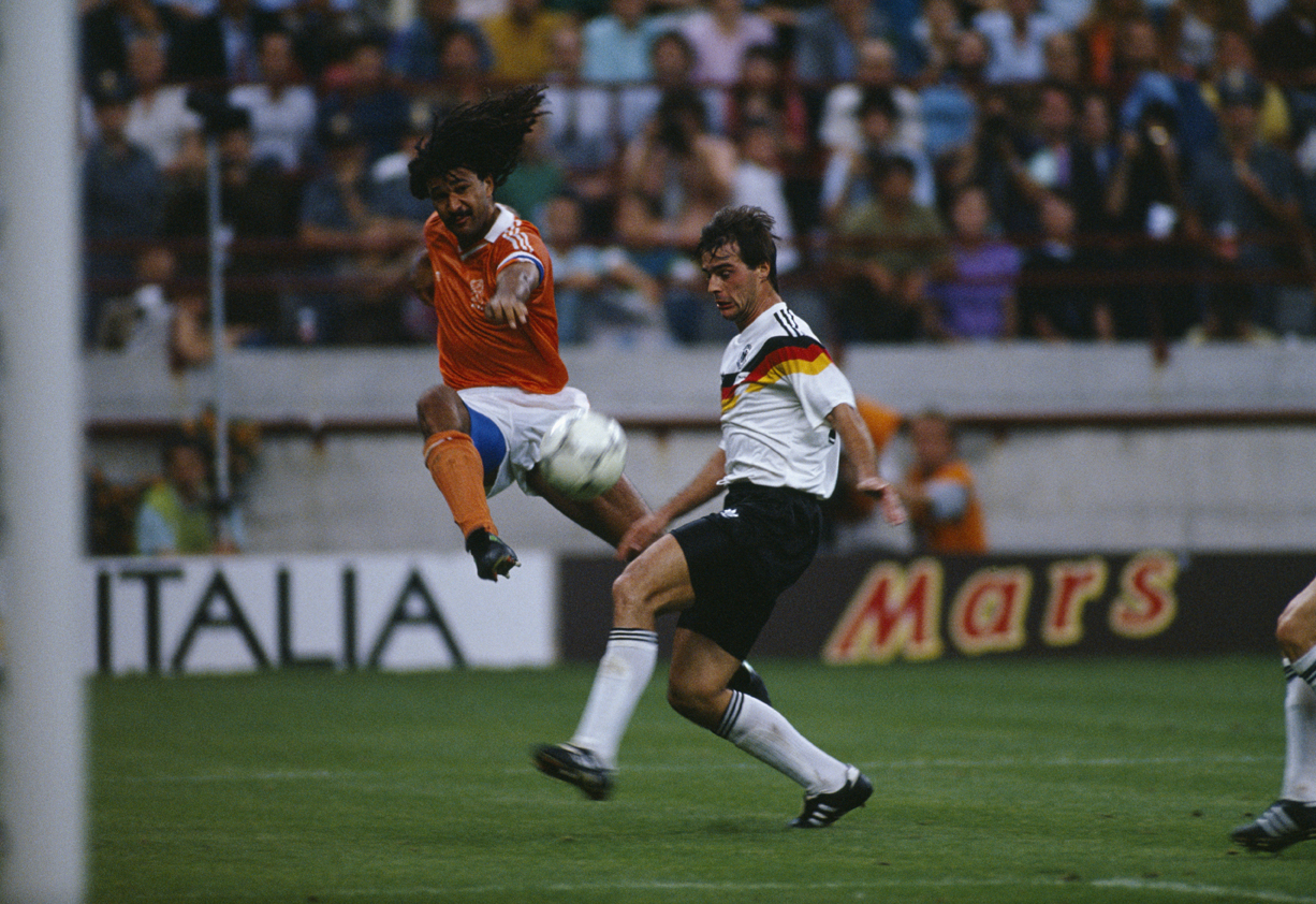 Gullit e Berthold, Mondiali del 1990 Campionato del mondo del 1990. Partita Germania-Olanda (2-1). Ruud Gullit (Olanda) e Thomas Berthold (Germania).