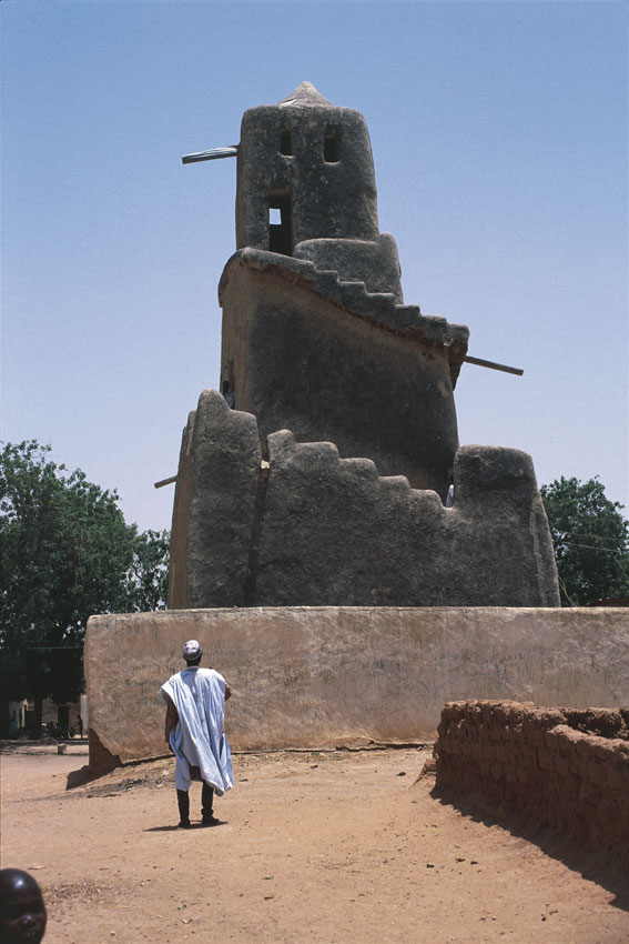 La torre, reperto archeologico nella città stato di Katsina Poco si sa delle vicende storiche della Nigeria del Sud prima dell'arrivo dei portoghesi. La potenza del regno di Kanem raggiunse, a partire dal 1000-1100 d. C., quelle contrade dove le genti haussa avevano dato vita a numerose città-Stato come Kano, Zaria, Katsina, Daura, Gobir, Rano.