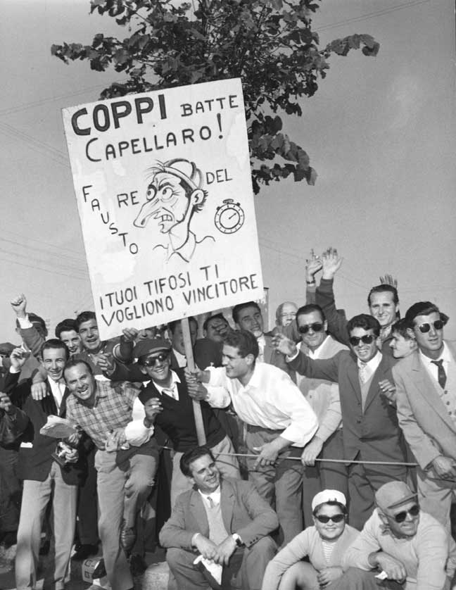 Sostenitori di Fausto Coppi, coppa Bernocchi Sostenitori di Fausto Coppi alla prova a cronometro della Coppa Bernocchi, Legnano, 30 settembre 1956.
© De Agostini Picture Library.
