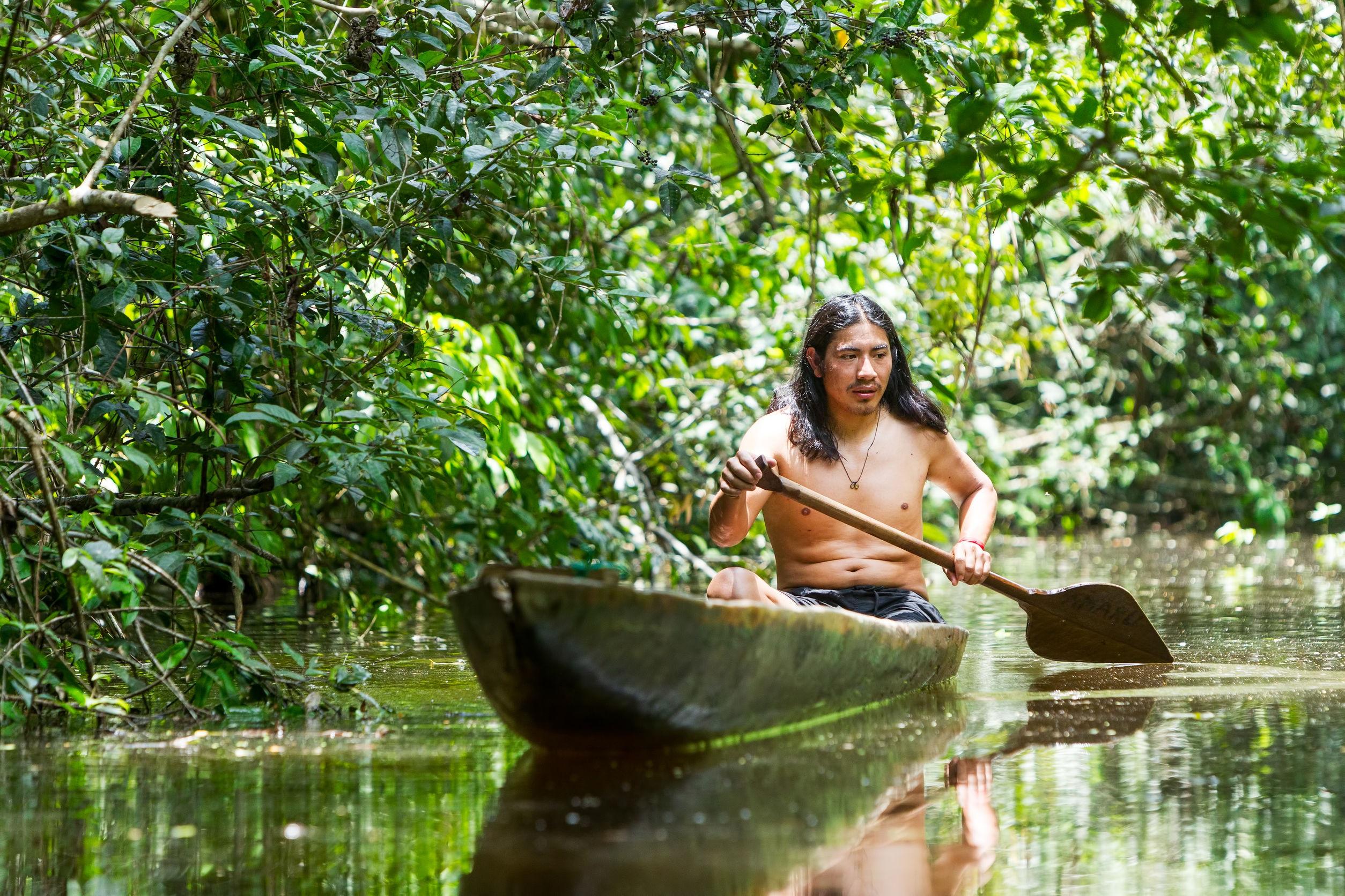 Индейцы джунглей. Каноэ в джунглях. Каноэ Амазонка. Дебри амазонки. Девушка на каноэ в джунглях.