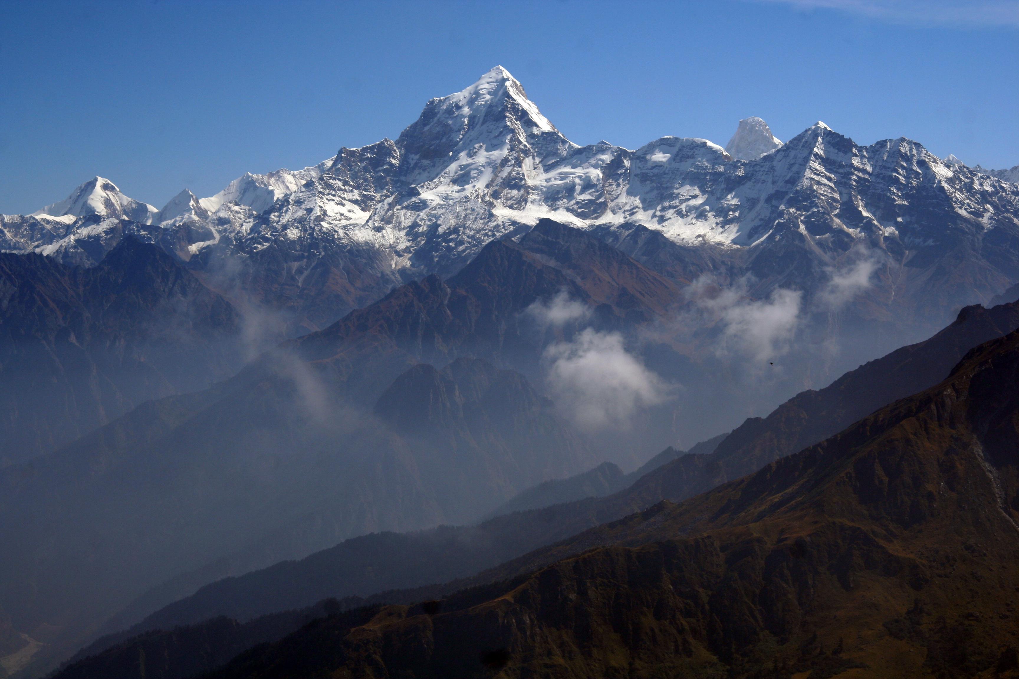 Склоны гималаев. Горный хребет Гималаи. Индия горы Гималаи. Горная цепь Гималаи. Гималайские горы в Индии.