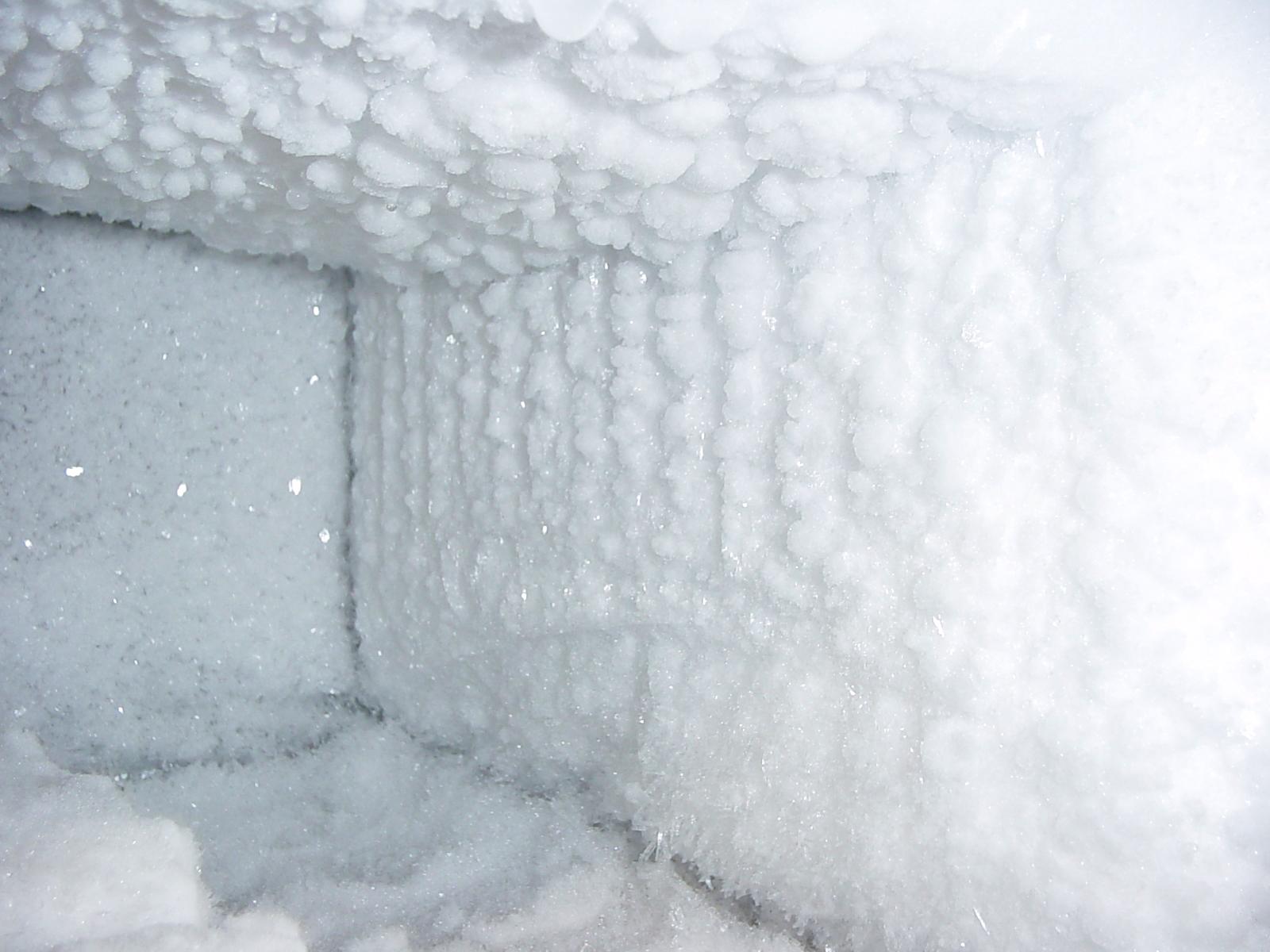 Самой толстой снежной шубой накрывал. Намерзший лед в морозилке. Лед морозилка намораживает. Снег в морозилке. Холодильник со льдом.