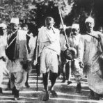 La storia della Marcia del Sale di Gandhi in India