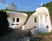 Il villaggio degli Hobbit: le Erd Haus progettate da Peter Vesch in Svizzera