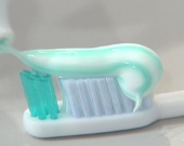 Dentifricio: il segreto della pasta bicolore