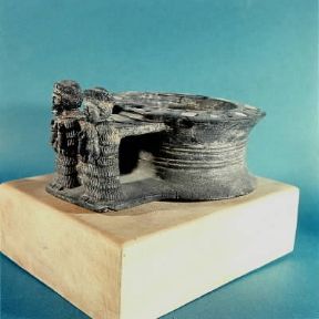 Arte elamita . Vaso in bitume del periodo paleo-elamita, da una tomba di Susa (Teheran, Museo Archeologico).De Agostini Picture Library