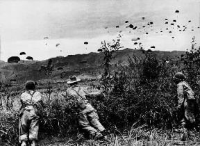 Dien Bien Phu . Paracadutisti francesi durante la guerra indocinese.De Agostini Picture Library