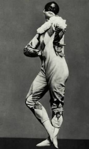 Michail Michailovic Fokin nel suo balletto Carnaval rappresentato a Parigi nel 1910.De Agostini Picture Library