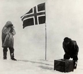 Roald Engelbert Amundsen fotografa la bandiera norvegese dopo aver raggiunto per primo il Polo Sud nel 1911.De Agostini Picture Library
