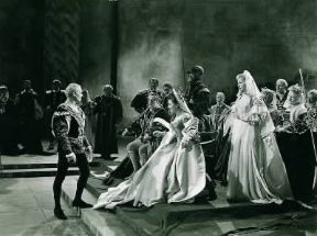 Amleto. Un fotogramma della versione cinematografica dell'opera shakesperiana diretta e interpretata da Laurence Olivier (1948).De Agostini Picture Library