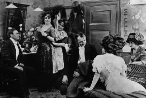 Asta Nielsen (in piedi, a sinistra) in una scena del film Il sogno nero di U. Gad (1911).De Agostini Picture Library