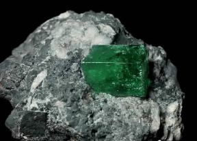 Cristallo Smeraldo, appartenente alla classe bipiramidale diesagonale del gruppo dimetrico.De Agostini Picture Library / C. Bevilacqua