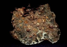 Meteorite. Una pallasite caduta nel Kansas; si notano bene i cristalli giallo-verdastri di olivina contenuti nella massa di ferro-nichel.De Agostini Picture Library