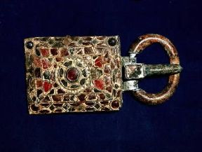 Fibbia da cinturone di arte visigota in oro e smalto.Roma, Biblioteca Vaticana