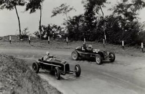 Tazio Nuvolari (numero 30) durante una gara automobilistica.De Agostini Picture Library