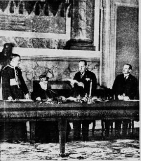 Concordato. Mussolini legge al cardinale Gasparri le lettere credenziali prima della firma dei Patti Lateranensi.De Agostini Picture Library