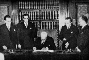 Costituzione. Enrico De Nicola firma la Costituzione della Repubblica Italiana.De Agostini Picture Library
