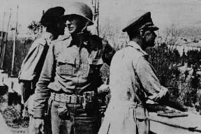 Mark Wayne Clark sul fronte italiano nel 1943.De Agostini Picture Library