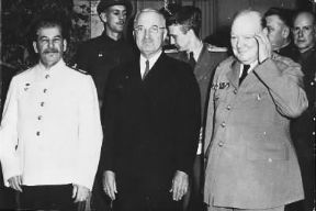 Potsdam. I protagonisti della Conferenza tenutasi nel 1945 nella cittÃ  tedesca: Stalin, Truman e Churchill.De Agostini Picture Library