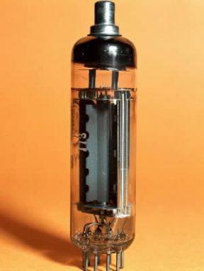Diodo . Esempio di dispositivo elettronico a involucro tubolare in vetro, funzionante per effetto termoelettronico.De Agostini Picture Library