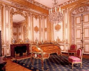 Arredamento. Lo studio privato di Luigi XV a Versailles con il bureau a cilindro.De Agostini Picture Library
