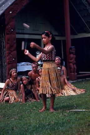 Nuova Zelanda . Una giovane danzatrice maori.De Agostini Picture Library/S. Prato