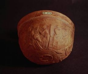Antigone raffigurata con Giocasta ed Eteocle in una coppa a rilievo del sec. VI a. C. (Londra, British Museum).Londra, M. British