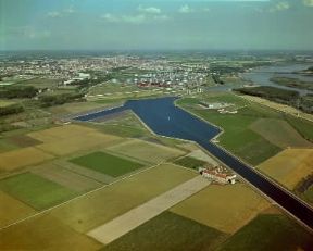 Canale. Il porto fluviale di Cremona, facente parte dell'idrovia padana.De Agostini Picture Library/Pubbliaerfoto